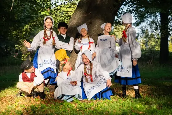 Mały Gdańsk w nowych strojach kaszubskich z haftem gdańskim