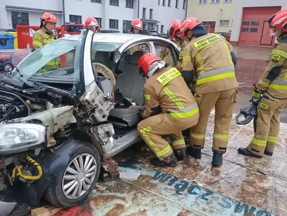 Strażacy z Pomorza doskonalili ratownictwo techniczne w Słupsku