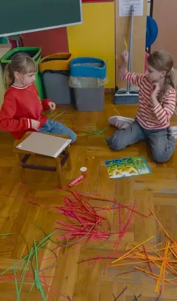 Uczennice 3C poprowadziły lekcję plastyki. Efektem jesienne drzewa z quillingu
