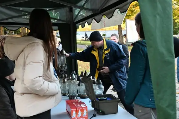 Gdańscy harcerze uczą, jak ograniczyć odpady na cmentarzach